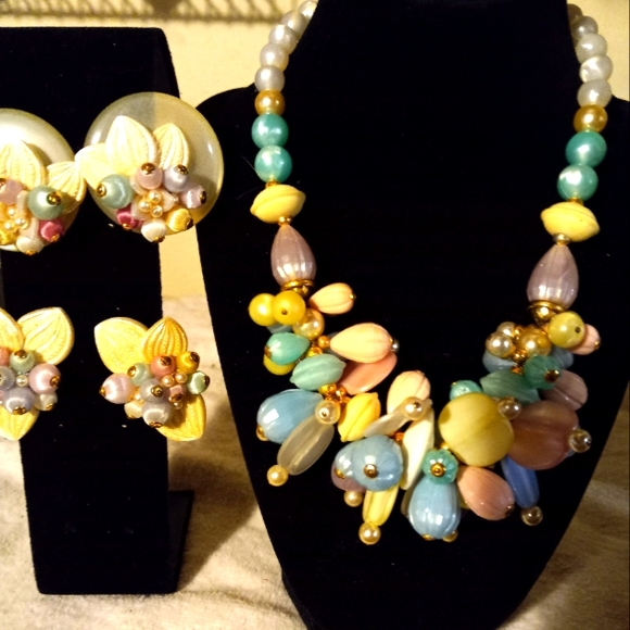 Used,not new 3pc jewerly set. 16in necklace chunky bubble plastic beads&earrings - Picture 1 of 3